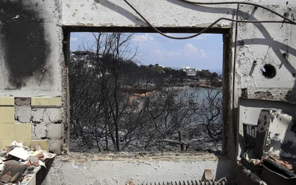 Aυτοψίες του υπ. Υποδομών: Mη κατοικήσιμα σχεδόν τα μισά κτίρια στις πυρόπληκτες περιοχές